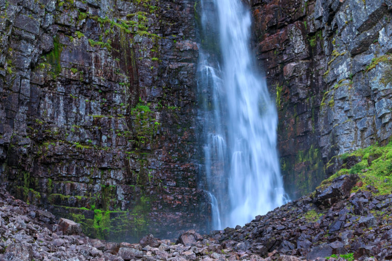 Fulufjällets nationalpark med vattenfallet Njupeskär
